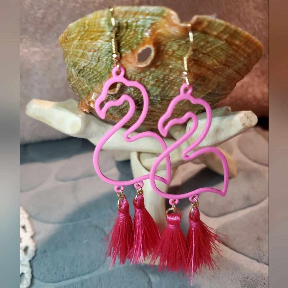 Fun Flamingo Earrings! - Picture 3 of 5